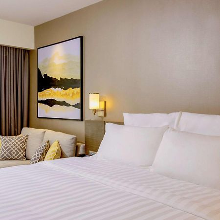 Novotel Suites Manila At Acqua Мандалуйонг Экстерьер фото