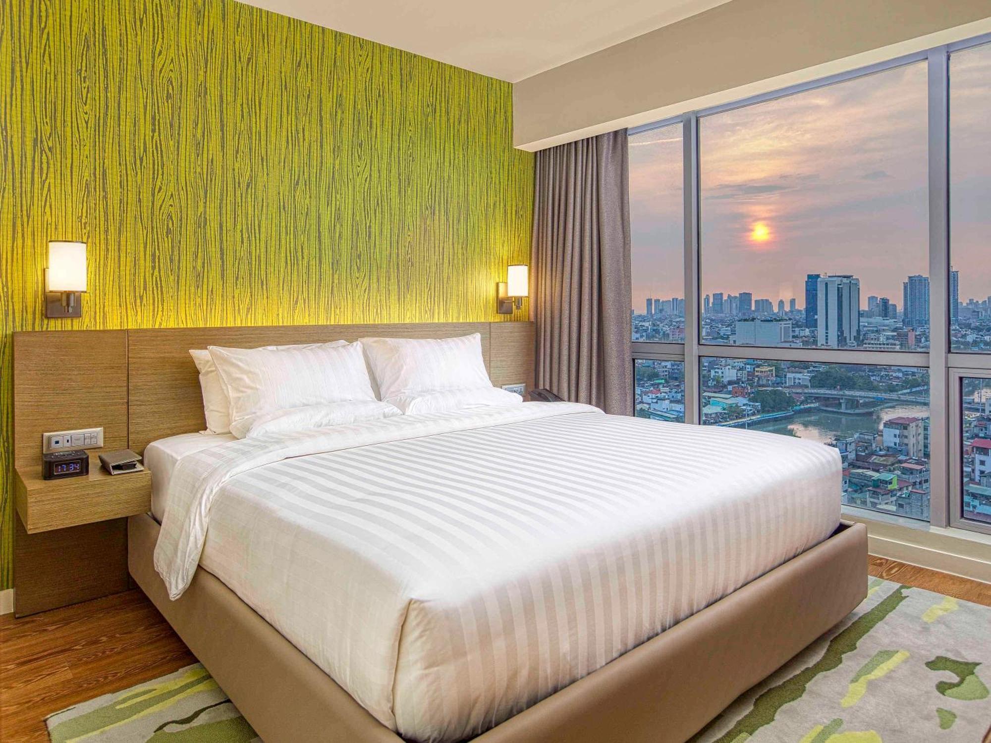 Novotel Suites Manila At Acqua Мандалуйонг Экстерьер фото