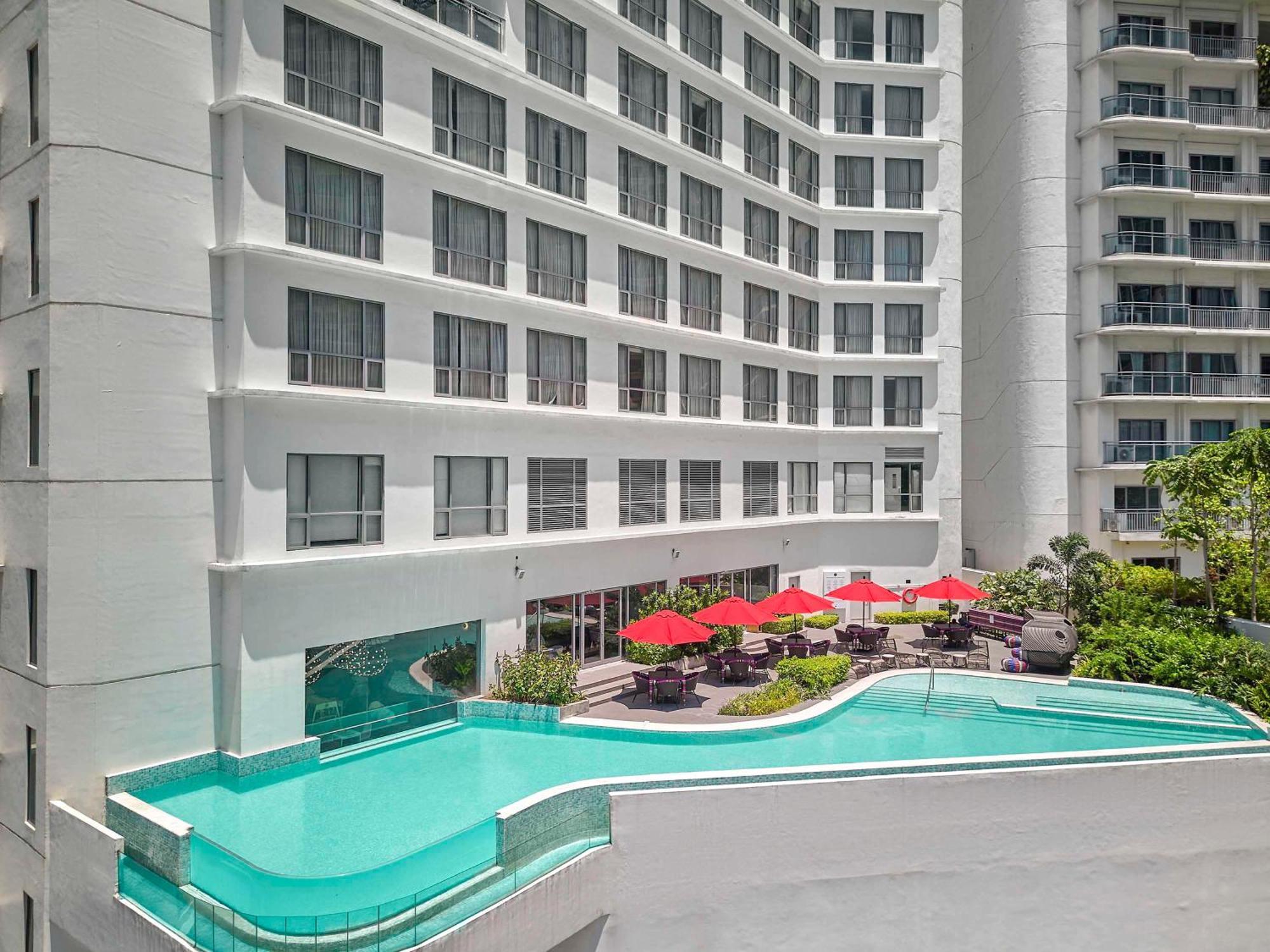 Novotel Suites Manila At Acqua Мандалуйонг Экстерьер фото