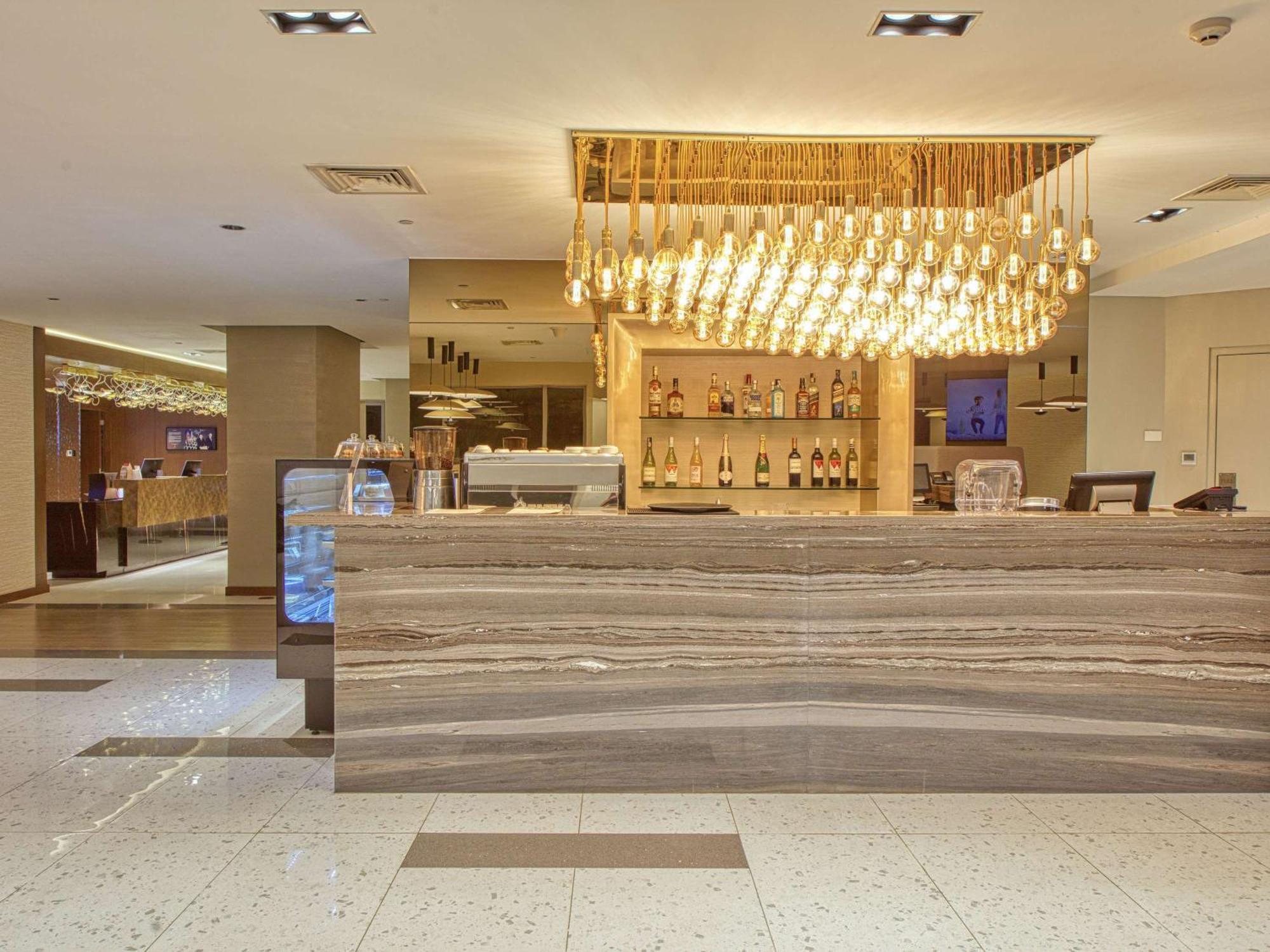 Novotel Suites Manila At Acqua Мандалуйонг Экстерьер фото