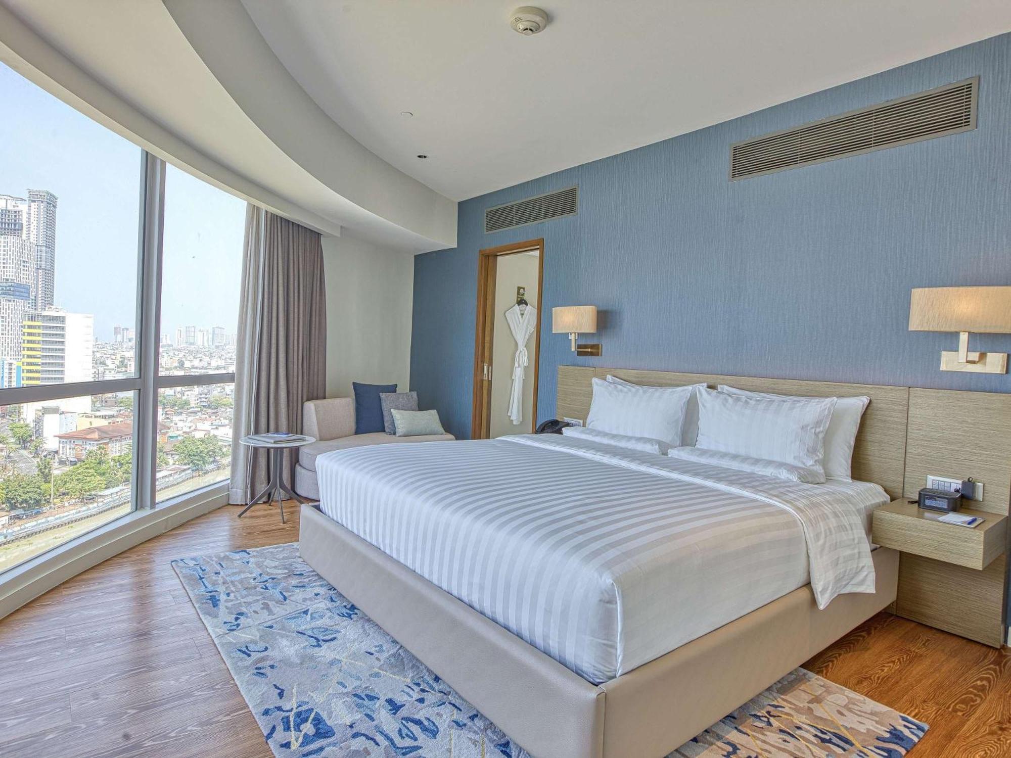 Novotel Suites Manila At Acqua Мандалуйонг Экстерьер фото