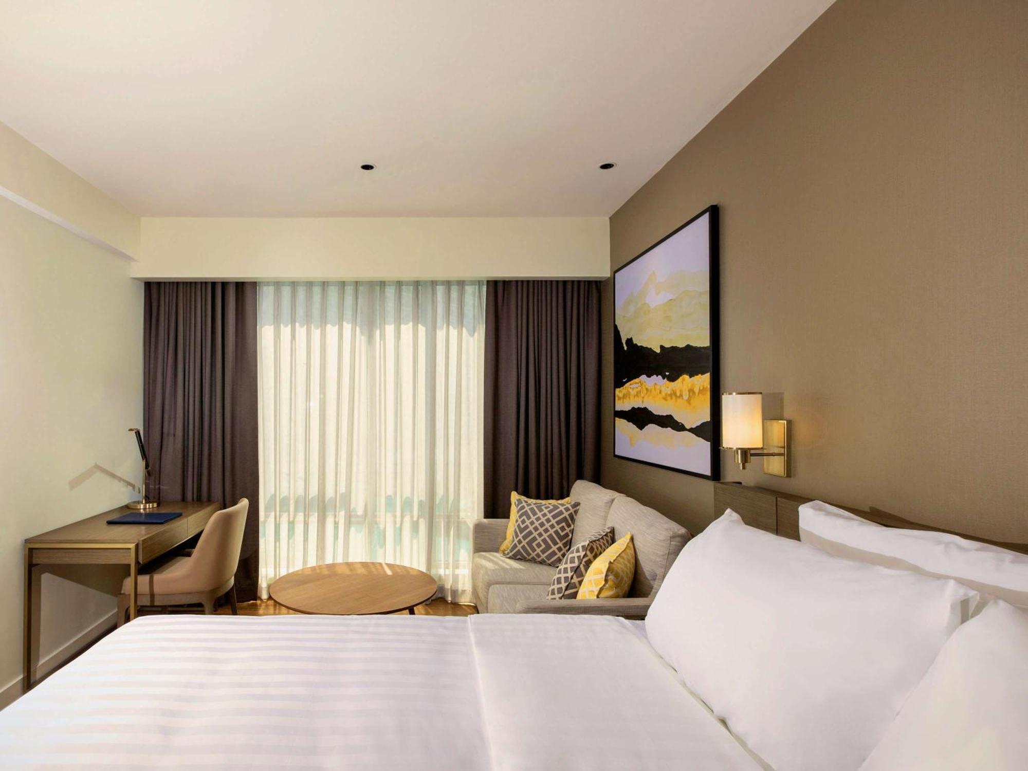 Novotel Suites Manila At Acqua Мандалуйонг Экстерьер фото