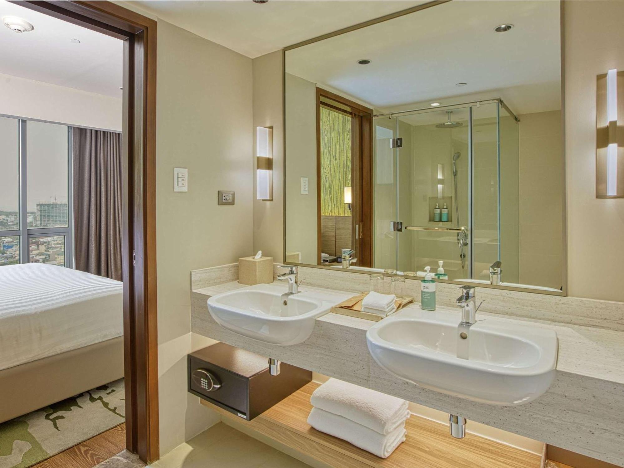 Novotel Suites Manila At Acqua Мандалуйонг Экстерьер фото