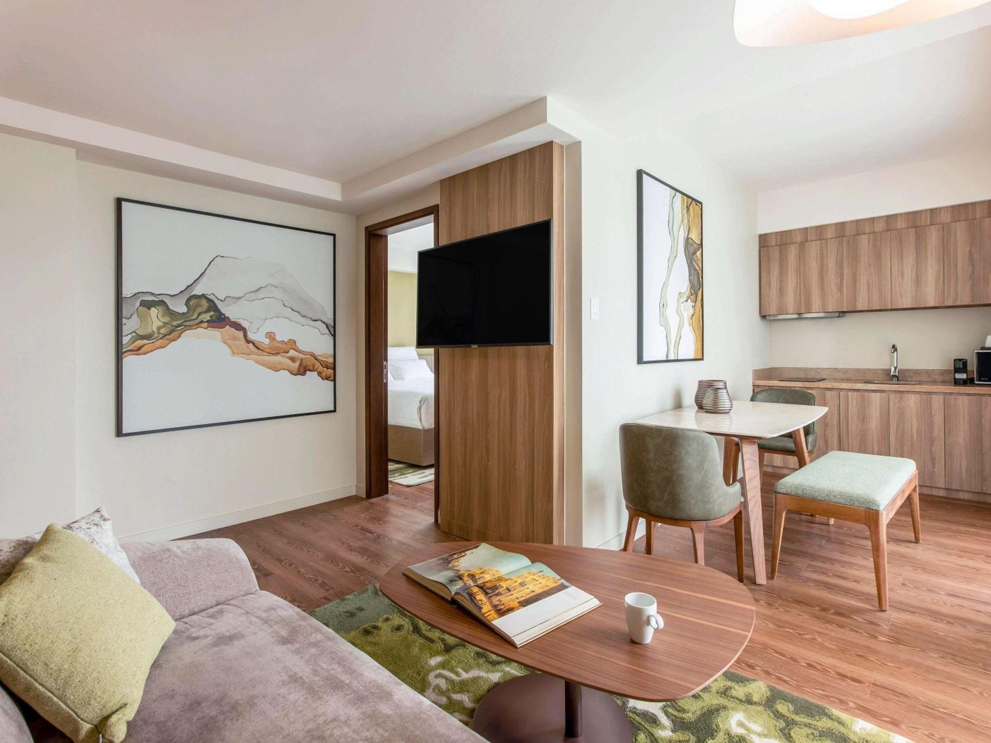 Novotel Suites Manila At Acqua Мандалуйонг Экстерьер фото