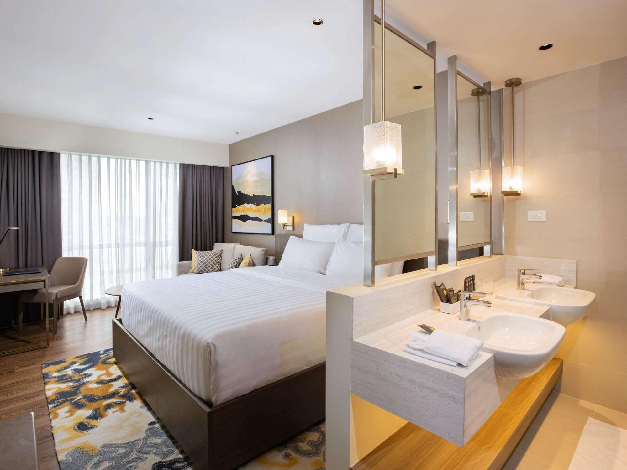 Novotel Suites Manila At Acqua Мандалуйонг Экстерьер фото