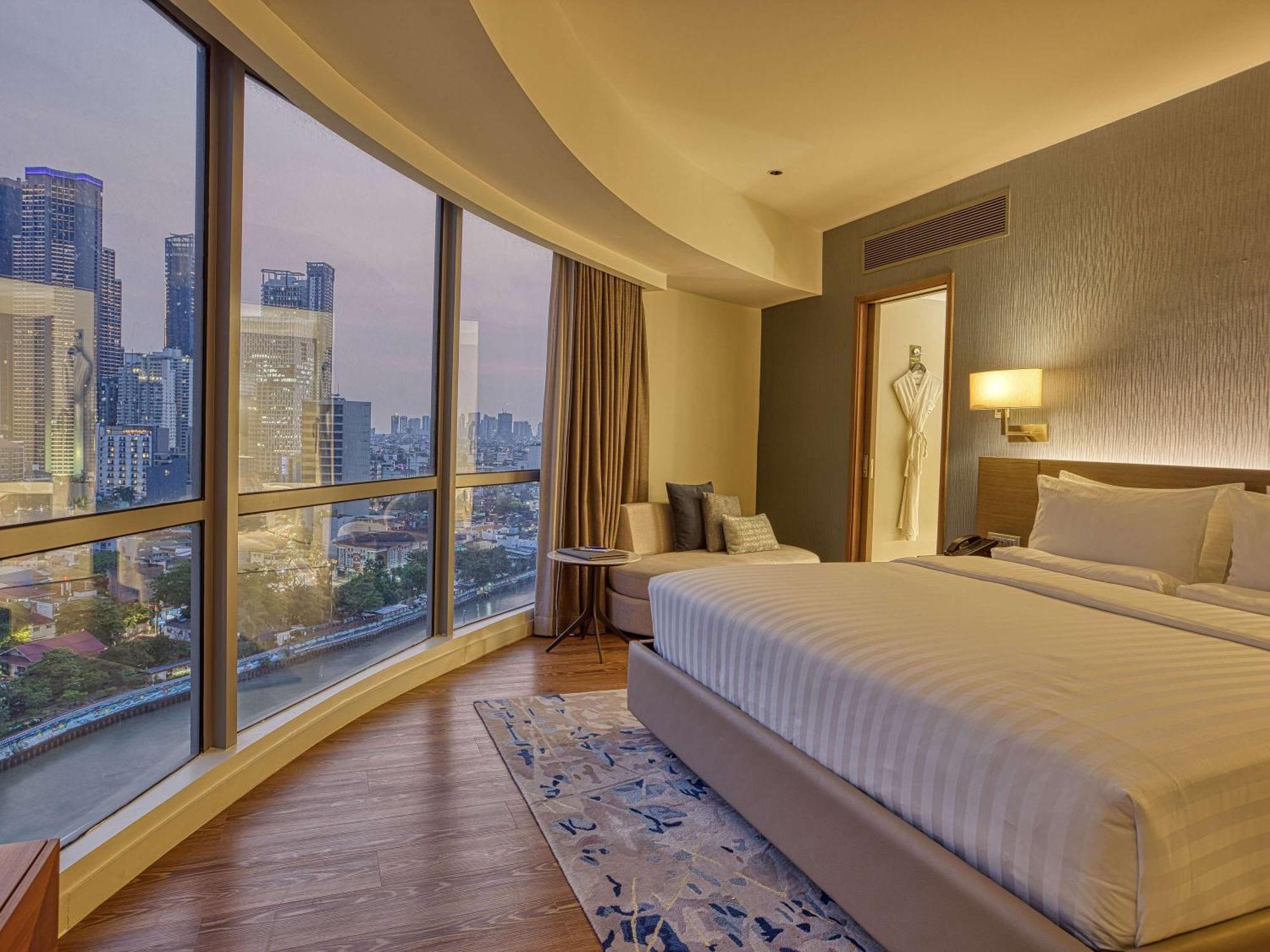 Novotel Suites Manila At Acqua Мандалуйонг Экстерьер фото