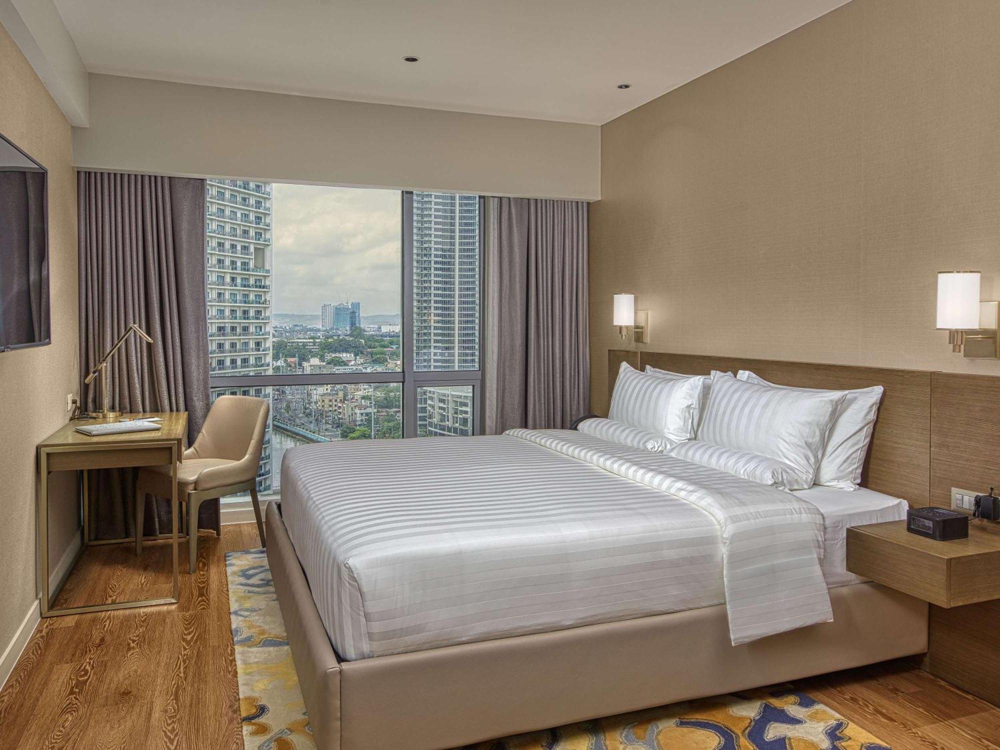Novotel Suites Manila At Acqua Мандалуйонг Экстерьер фото